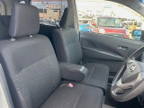運転席まわりには十分なスペースがあり、大柄な方でもゆったり運転していただける環境です。