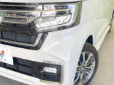 【LEDヘッドライト】悪天候や夜間走行時も良好な視界を確保し安心して運転できる高輝度LEDヘッドライトを装備!点灯速度が早く、消費電力も抑えられています。