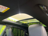 【大型サンルーフ】車内の解放感が一気に上がる大型のパノラマルーフ!季節を問わず開放的で快適なドライブをお楽しみいただけます。流通量も少なく希少価値の高い人気の装備です♪