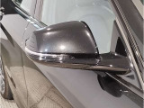 【BMWミラー】視認性の高いスタイリッシュなミラー。自動防眩機能も付いており夜間のドライビングをサポートします。