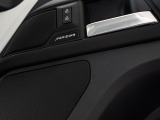 MERIDIANオーディオはリアルなサウンドを実現。澄みきった高音から深みのある低音まで、すべての音とリズムを鮮やかに再生します。各シートの側には、ドアマウントスピーカーを配置。