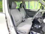 運転席まわりには十分なスペースがあり、大柄な方でもゆったり運転していただける環境です。