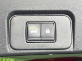 【パワーバックドア】スマートキーや運転席のボタンを押すだけでリアゲートが自動で開閉します!荷物を持っている時や、高い位置にあるバックドアを閉める際に便利な機能です♪