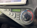 【オートエアコン】一度お好みの温度に設定すれば、車内の温度を検知し風量や温度を自動で調整。暑い&hellip;寒い&hellip;と何度もスイッチ操作をする必要はありません。快適な車内空間には必須の機能ですね♪