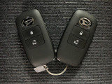 スマートキーを装備しています☆カギをカバンやポケットに入れて頂いた状態でドアロックの開閉やエンジンスタートをして頂けますよ!とても便利な装備です!