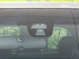 【シティブレーキアクティブシステム】低速走行中に前方の車両等を認識し、衝突しそうな時は警報とブレーキで衝突回避と被害軽減をアシスト。より安全にドライブをお楽しみいただけます。