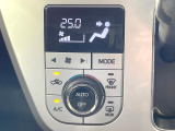 【オートエアコン】一度お好みの温度に設定すれば、車内の温度を検知し風量や温度を自動で調整。暑い&hellip;寒い&hellip;と何度もスイッチ操作をする必要はありません。快適な車内空間には必須の機能ですね♪