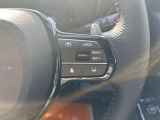 【クルーズコントロール】アクセル操作なしで一定速度を保つ機能。先行車との距離を自動調整する追従型が主流で、高速走行時の疲労を劇的に軽減します。長距離移動が多いお客様への商談では必須の快適装備です。