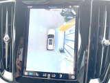 【360&deg;ビューカメラ】4台の高解像度カメラで360度の鳥瞰図を表示。隣の車や壁、死角にある障害物などを画面で確認できるため、狭いスペースでの駐車・出入りも安心です。