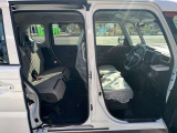 運転席はくつろぎのプライベート空間! 車内をクリーニングしてお待ちしております!