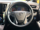 インテリアに合わせたデザインのステアリングは、運転される方のことも考え、運転しやすい形状、大きさです。是非一度、実際に触ってお確かめください。
