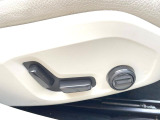 【運転席パワーシート】リクライニングからシートリフターまで、スイッチ一つで簡単にシートの微調整が可能!自分に最適なシートポジションにセットして、快適なドライブをお楽しみください。