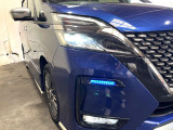 【LEDヘッドライト】悪天候や夜間走行時も良好な視界を確保し安心して運転できる高輝度LEDヘッドライトを装備!点灯速度が早く、消費電力も抑えられています。