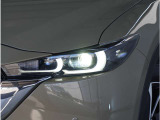 【LEDヘッドライト】悪天候や夜間走行時も良好な視界を確保し安心して運転できる高輝度LEDヘッドライトを装備。明るい上に点灯速度が早く消費電力も抑えられています。
