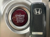 【Hondaスマートキー】カバンやポケットに入れたままでもドアの施錠・解錠が可能なスマートキーを装備。エンジンのオン・オフ時もカギを取り出す必要が無いからとっても便利です♪