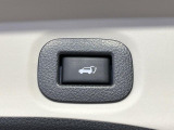 【パワーバックドア】スマートキーや運転席のボタンを押すだけでリアゲートが自動で開閉します!荷物を持っている時や、高い位置にあるバックドアを閉める際に便利な機能です♪