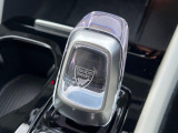 【オレフォス社製クリスタル・シフトノブ】高い存在感を放つクリスタルのシフトノブはボルボ車のみに装備される特別なアイテム。スウェーデン南部のクリスタルガラスメーカー、オレフォス社による製造。