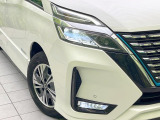 【LEDヘッドライト】悪天候や夜間走行時も良好な視界を確保し安心して運転できる高輝度LEDヘッドライトを装備!点灯速度が早く、消費電力も抑えられています。