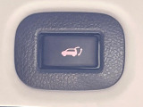 【パワーバックドア】スマートキーや運転席のボタンを押すだけでリアゲートが自動で開閉します!荷物を持っている時や、高い位置にあるバックドアを閉める際に便利な機能です♪
