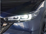 【LEDヘッドライト】悪天候や夜間走行時も良好な視界を確保し安心して運転できる高輝度LEDヘッドライトを装備。明るい上に点灯速度が早く消費電力も抑えられています。