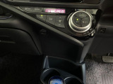 【オートエアコン】一度お好みの温度に設定すれば、車内の温度を検知し風量や温度を自動で調整。暑い&hellip;寒い&hellip;と何度もスイッチ操作をする必要はありません。快適な車内空間には必須の機能ですね♪