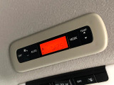 【リアオートエアコン】広い後部座席には必須の機能!風量や温度を自動で調整し前席と同様な車内環境にしてくれるリアオートエアコンを装備。夏の暑さも冬の寒さもストレスなく快適にお過ごしいただけます♪