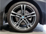 【BMWアロイホイル】軽量かつ強度に拘ったアロイホイル。走行性能ポテンシャルを引き出す設計。車の足元を引き締めてくれる大きなポイントはアロイホイルです。