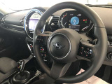 MINIの内装はとにかく『円』に拘ったデザインコンセプトが一目で伝わってきます。これほど円形に拘った車は他に御座いません。伝統のデザイン、トグルスイッチなど遊び心のある内装で御座います。