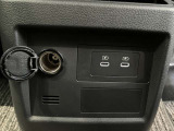 USB電源ソケットが前席中央にあり、便利に使えます☆