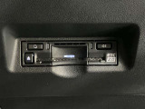 高速道路で便利な【ETC2.0】を装備しています。光ビーコン搭載で渋滞情報などナビゲーションと連動することで機能も充実いたします。他、観光施設に立ち寄るための高速料金割引サービス等もございます。