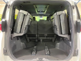 普段のお買い物や通勤、送迎等に十分な荷室スペースを確保しております。セカンドシートを倒すと、大きな荷物の積載も可能です♪