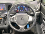 インテリアに合わせたデザインのステアリングは、運転される方のことも考え、運転しやすい形状、大きさです。是非一度、実際に触ってお確かめください。