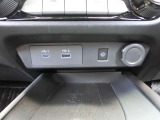 2種類のUSB差し込みとシガレット電源が並んでいます