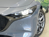 【LEDヘッドライト】悪天候や夜間走行時も良好な視界を確保し安心して運転できる高輝度LEDヘッドライトを装備!点灯速度が早く、消費電力も抑えられています。