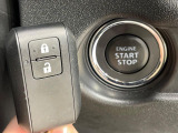 【キーレススタートシステム】カバンやポケットに入れたままでもドアの施錠・解錠が可能なスマートキーを装備。エンジンのオン・オフ時もカギを取り出す必要が無いからとっても便利です♪