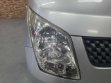 フロント右側ヘッドライトとフロントグリルの一部をクローズアップしたカットです。CARGO春日井店は全車現車確認済みであり、仕入れ品質に自を持っています。購入後もしっかりサポートし、全国納車対応も行