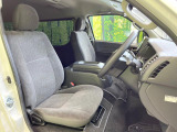 運転席まわりには十分なスペースがあり、大柄な方でもゆったり運転していただける環境です。