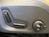 【メモリー機能付きパワーシート】ドライバーごとに設定したシート位置を記憶して、ボタン一つで切り替えできる便利な機能!運転する方が複数名いらっしゃるご家庭におすすめです。
