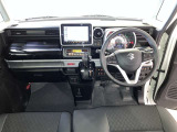 運転席周りのレイアウトをご覧ください。ナビゲーションが綺麗に装着されすっきり収まってますね!
