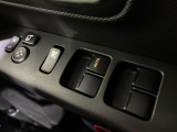 【電動格納ミラー】サイドミラーは電動格納式となっており、狭い駐車場でもキズがつくリスクを抑えられます。