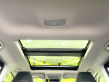 【大型サンルーフ】車内の解放感が一気に上がる大型のパノラマルーフ!季節を問わず開放的で快適なドライブをお楽しみいただけます。流通量も少なく希少価値の高い人気の装備です♪