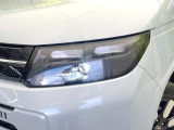 【LEDヘッドライト】悪天候や夜間走行時も良好な視界を確保し安心して運転できる高輝度LEDヘッドライトを装備!点灯速度が早く、消費電力も抑えられています。