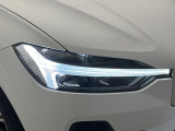 【LEDヘッドライト】ハイビームを先行車や対向車にあてず、その両サイドではハイビーム照射を維持。見える範囲が段違いに広くなりました。北欧神話に登場するトールハンマーをモチーフにデザイン。