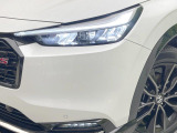 【LEDヘッドライト】悪天候や夜間走行時も良好な視界を確保し安心して運転できる高輝度LEDヘッドライトを装備!点灯速度が早く、消費電力も抑えられています。
