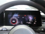 メーターディスプレイとセンターディスプレイを一体化した総合型インターフェイスディスプレイを採用、運転中もさまざまな情報に容易にアクセスすることができます。