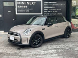 MINI COOPER D 5ドア ルーフトップグレー/ブラックルーフが入荷!男女問わず人気の色合いで、シンプルさの中に上品さを兼ね備えた1台となっております!