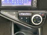 【オートエアコン】一度お好みの温度に設定すれば、車内の温度を検知し風量や温度を自動で調整。暑い&hellip;寒い&hellip;と何度もスイッチ操作をする必要はありません。快適な車内空間には必須の機能ですね♪