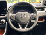 インテリアに合わせたデザインのステアリングは、運転される方のことも考え、運転しやすい形状、大きさです。是非一度、実際に触ってお確かめください。