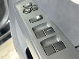 【電動格納ミラー】サイドミラーは電動格納式となっており、狭い駐車場でもキズがつくリスクを抑えられます。