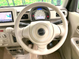 インテリアに合わせたデザインのステアリングは、運転される方のことも考え、運転しやすい形状、大きさです。是非一度、実際に触ってお確かめください。